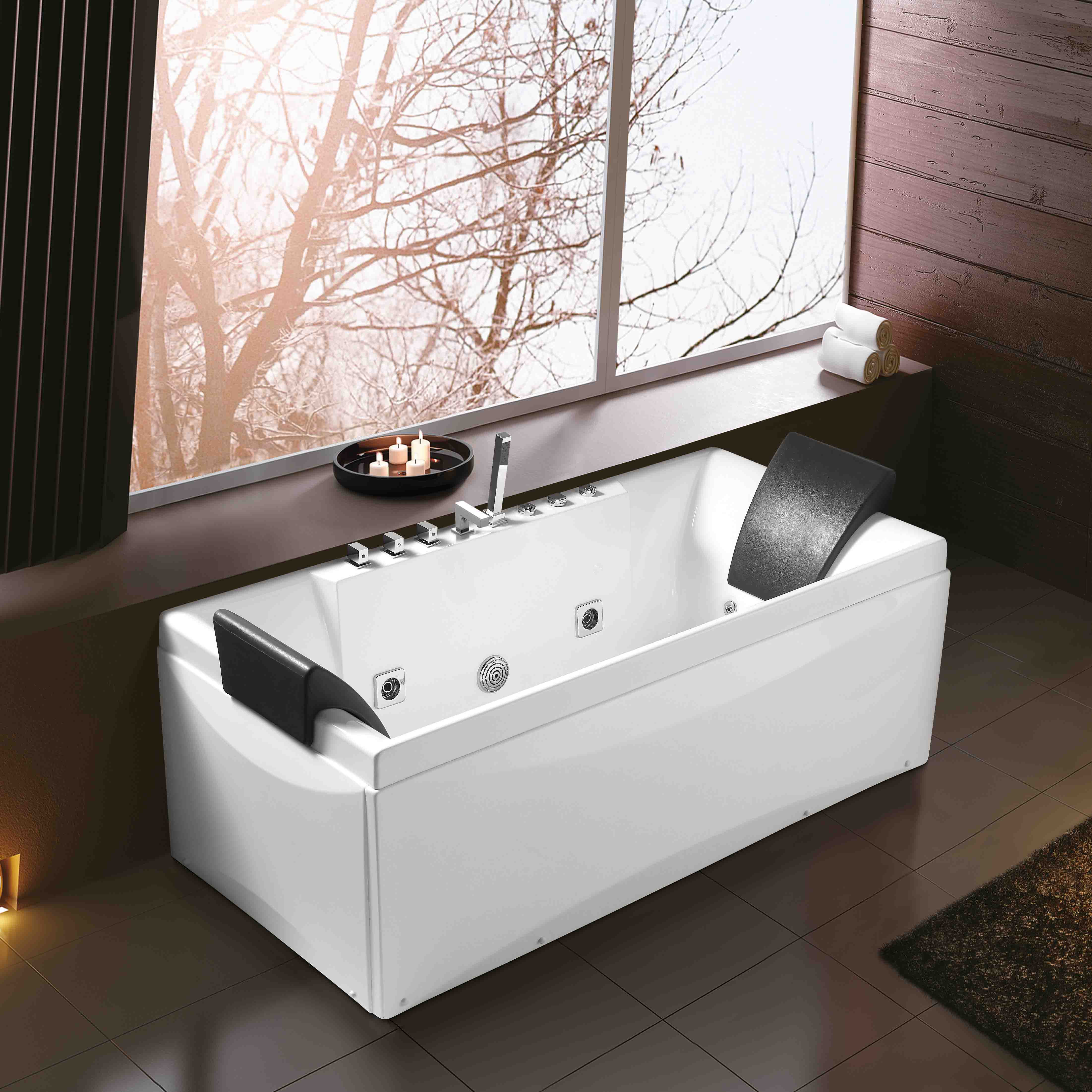 Baignoire de massage avec jets d'eau et fonctions spa