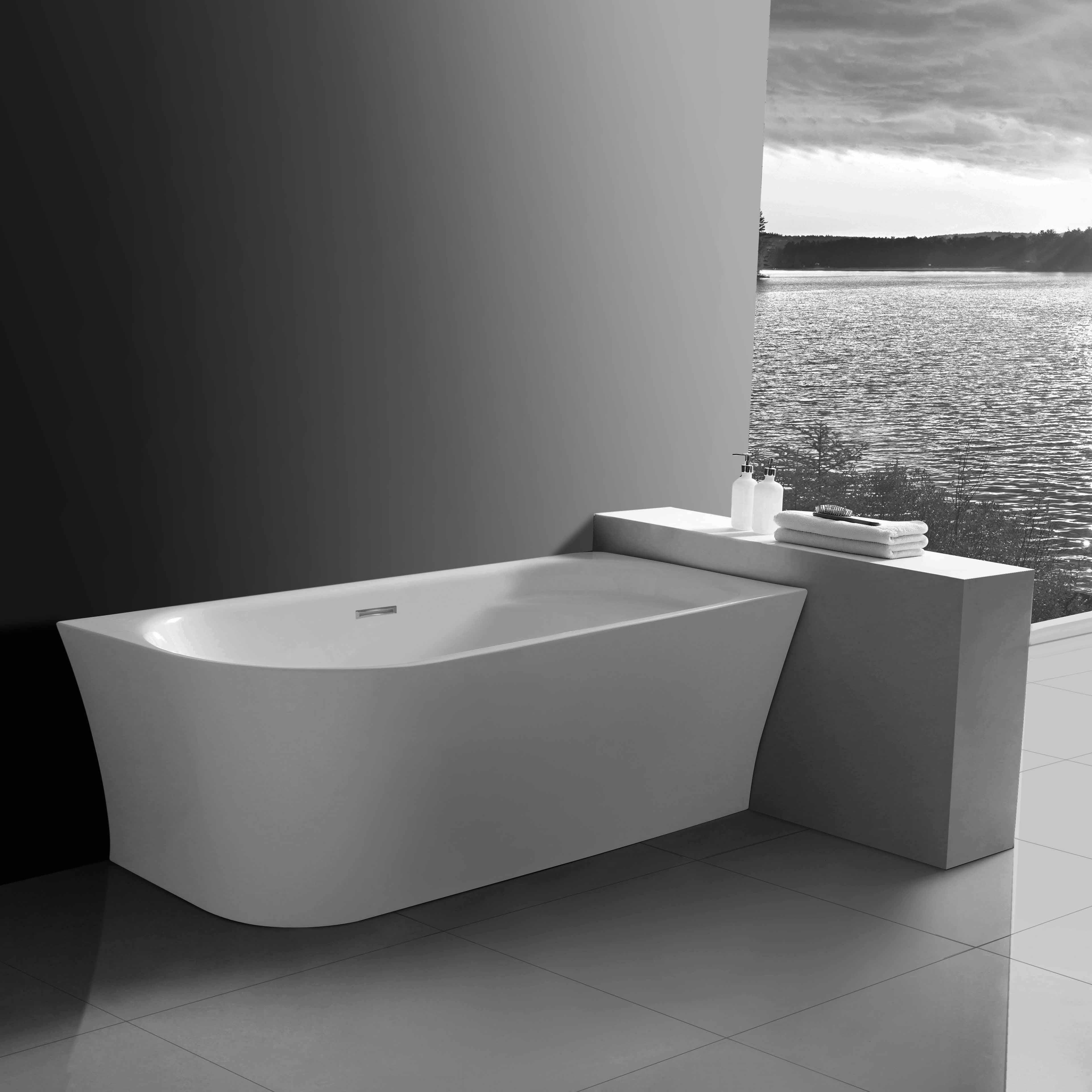 Baignoire d'angle avec fenêtre au design compact