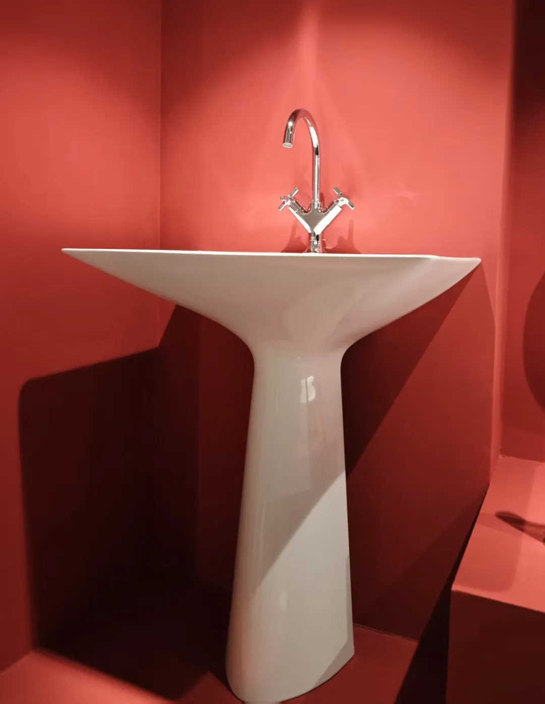 يتميز حوض القاعدة المتكامل من Villeroy & Boch بتصميمات خطوط أنيقة