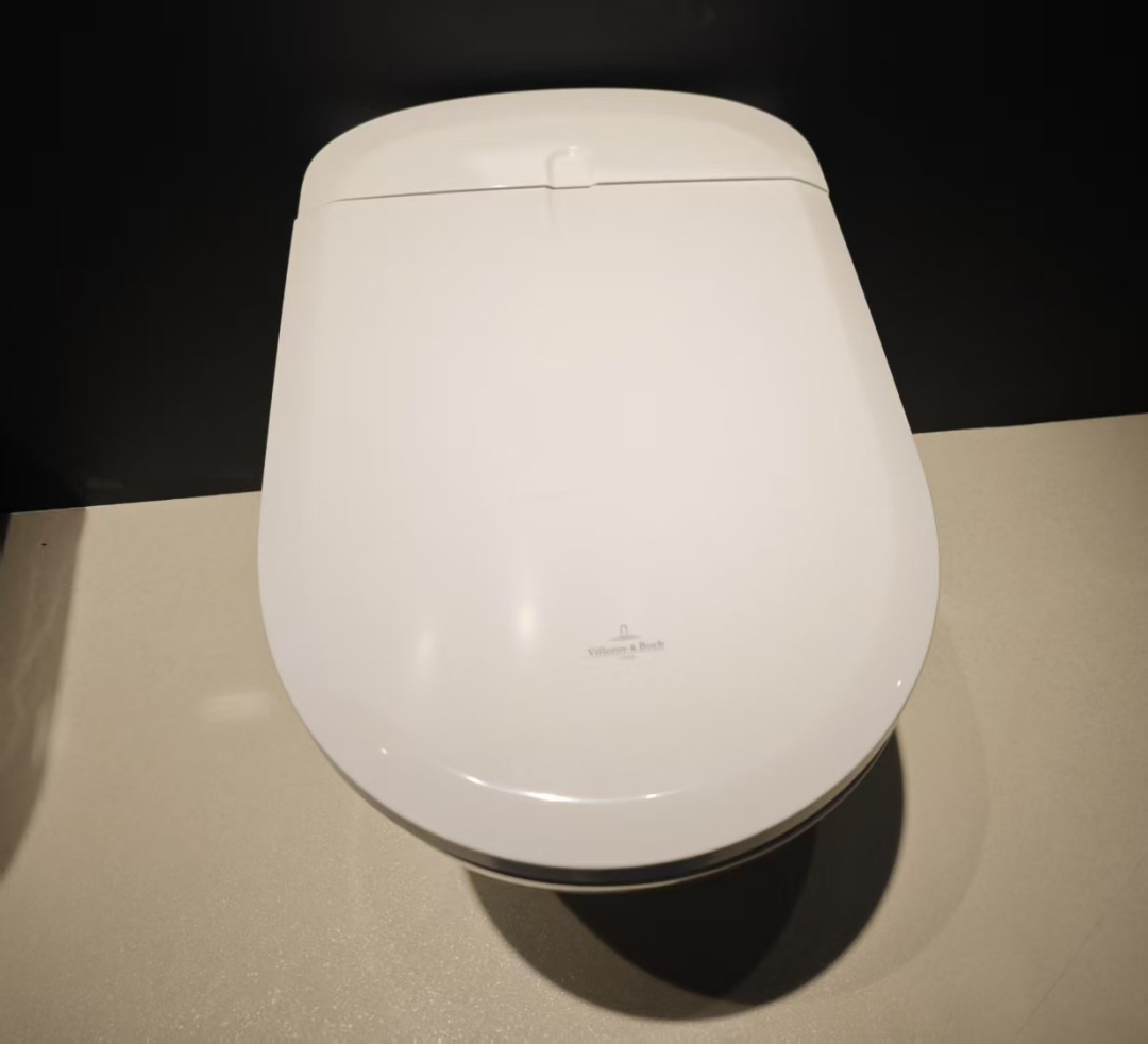 تتكامل أسطح المراحيض الذكية من Villeroy & Boch بذكاء مع الحرف N من رمز علامتها التجارية