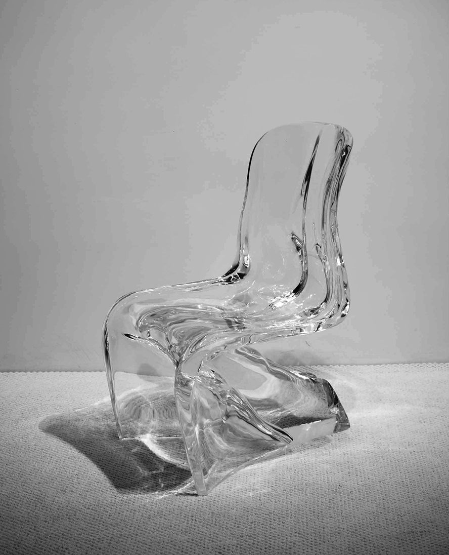 Chaise extravagante et luxueuse en cristal transparent