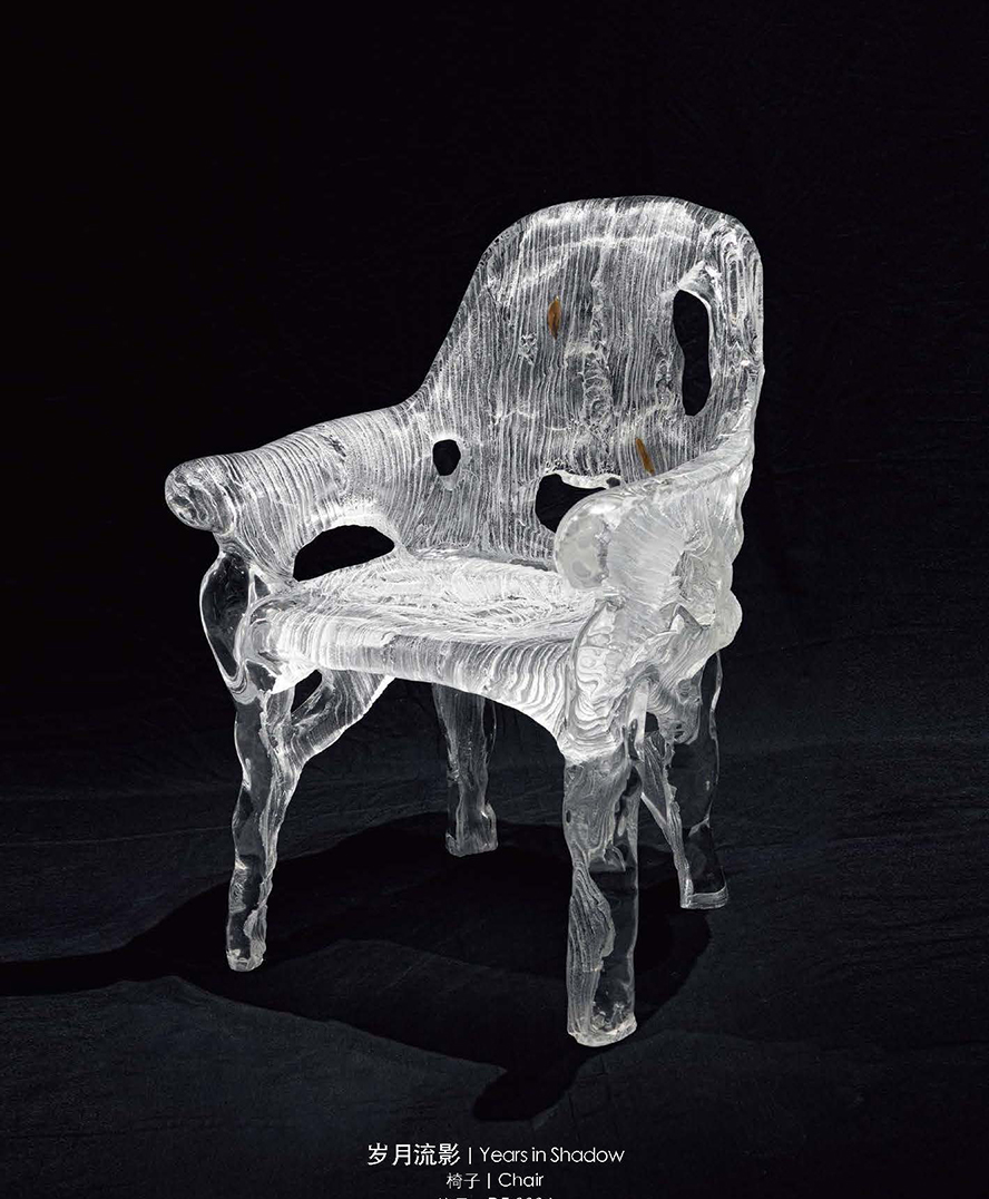 Chaise extravagante et luxueuse en cristal transparent