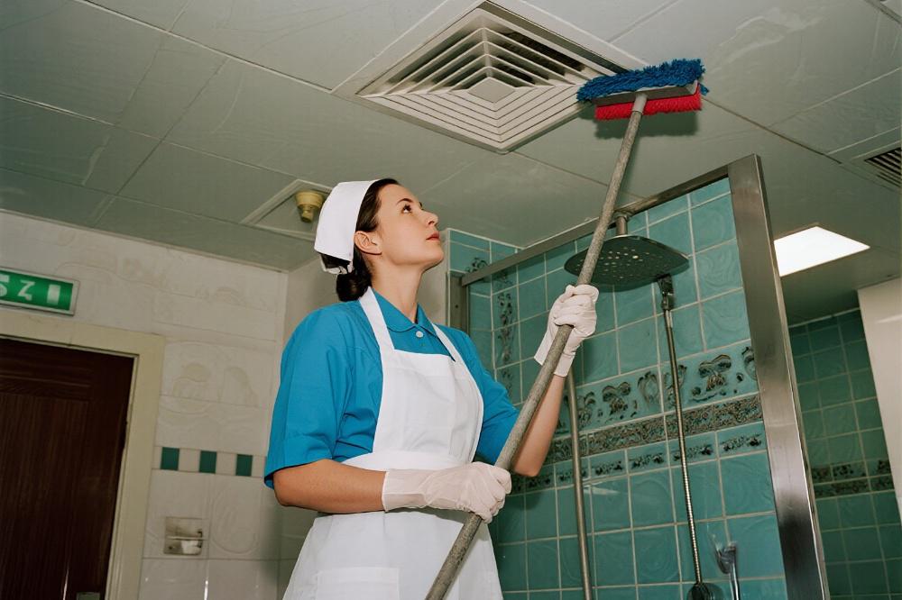 comment enlever la saleté du plafond et des murs de la salle de bain