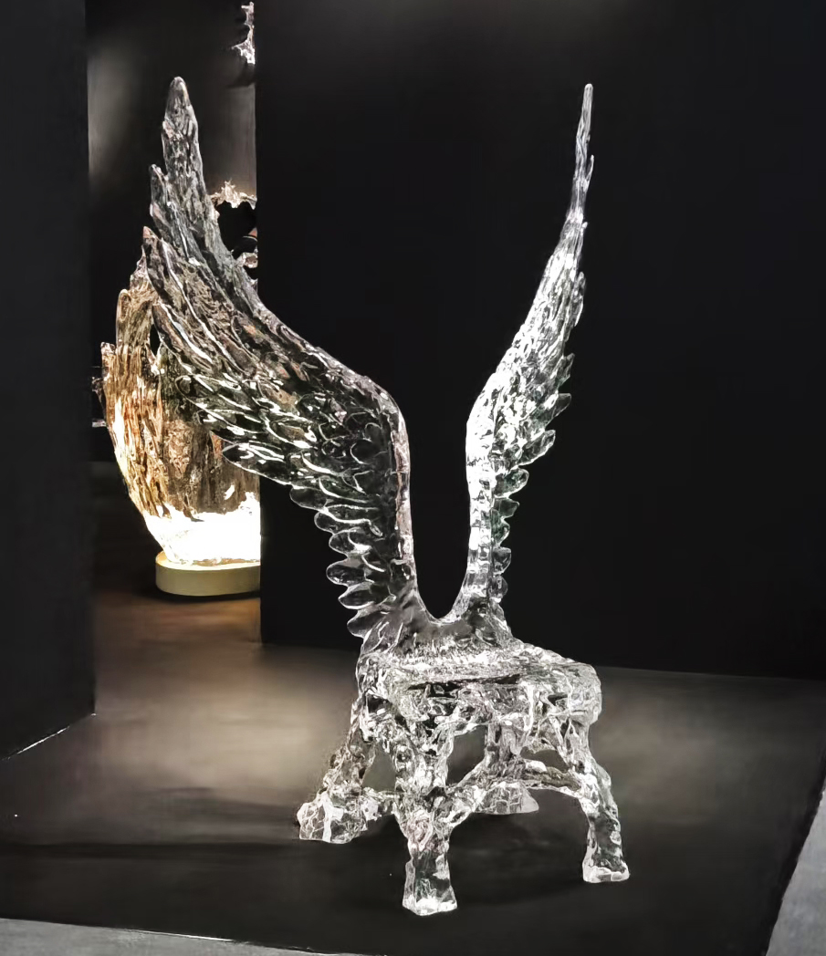 Chaise extravagante et luxueuse en cristal transparent