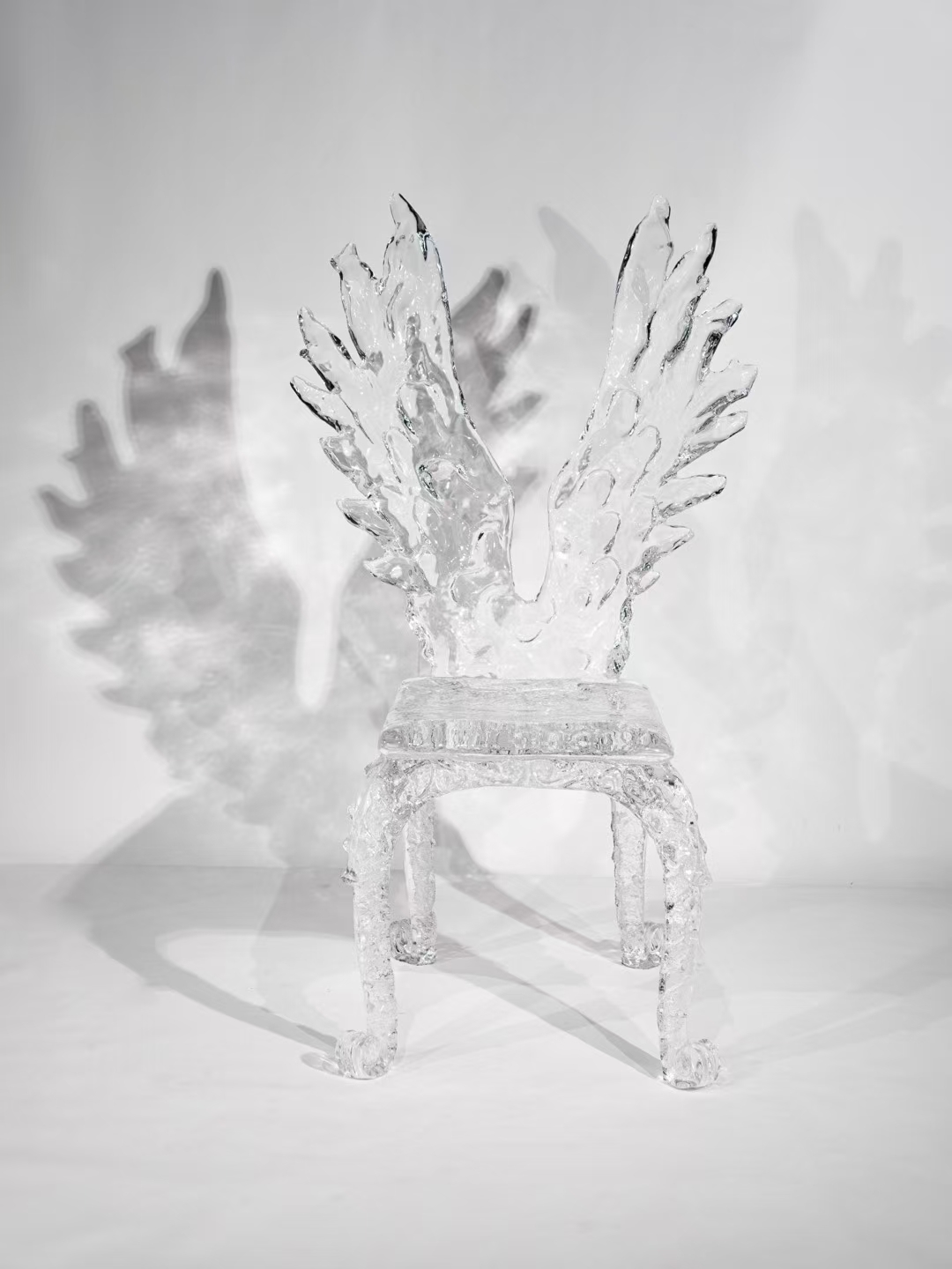 chaise et table en cristal acrylique dédiées aux meubles