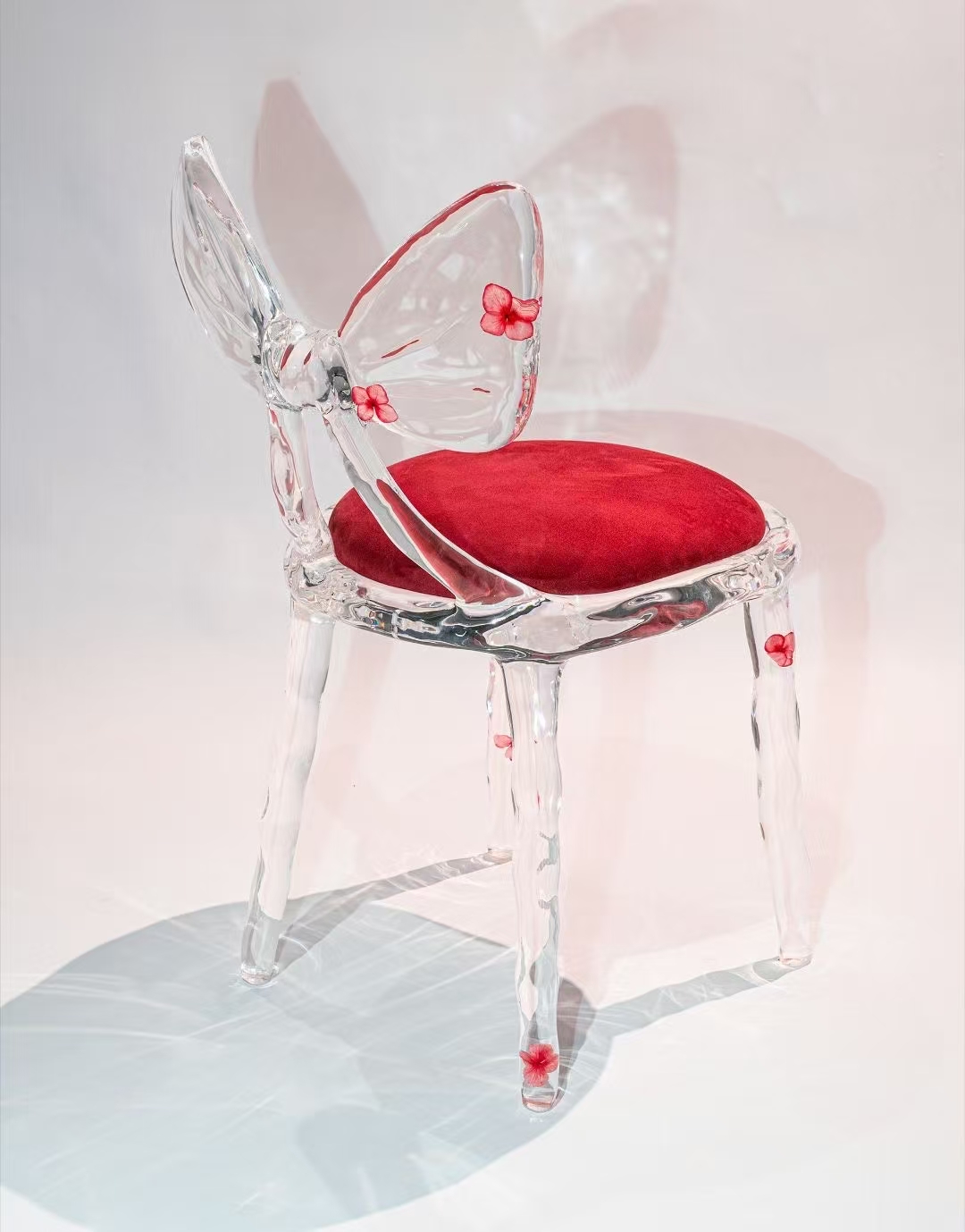 chaise et table en cristal acrylique transparent