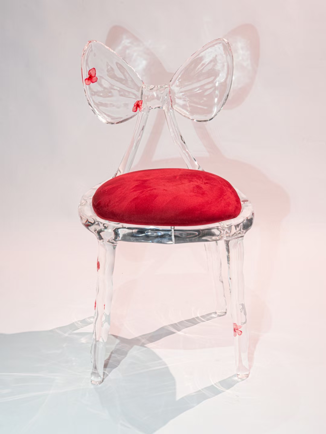 Chaise extravagante et luxueuse en cristal transparent
