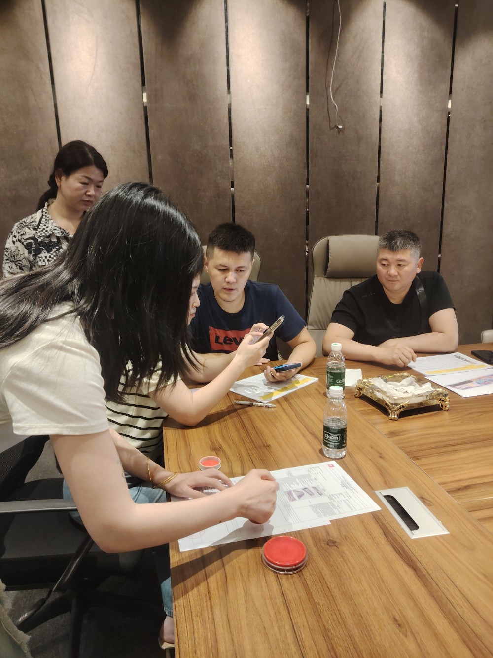 Signing the contract2