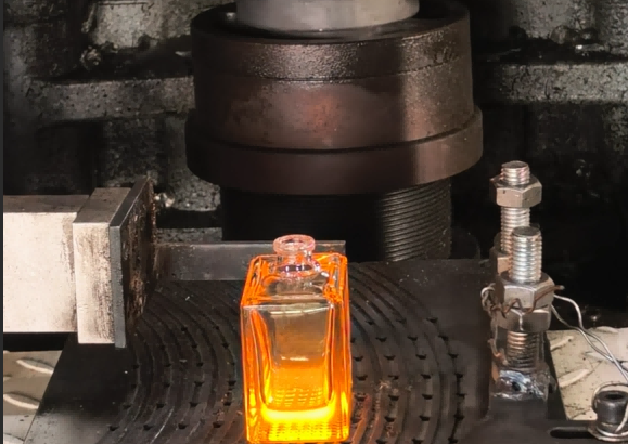 This is the professional glass bottle production workshop of Jinguan Group