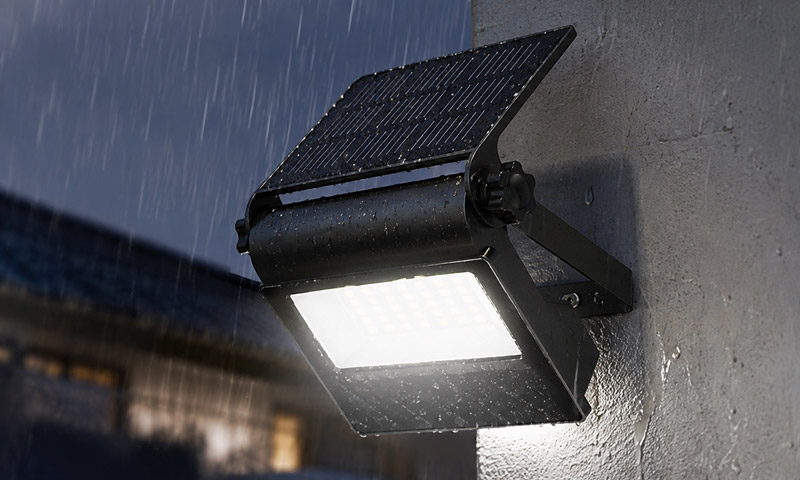 Can Solar Outdoor Lights Stay On in Rain
