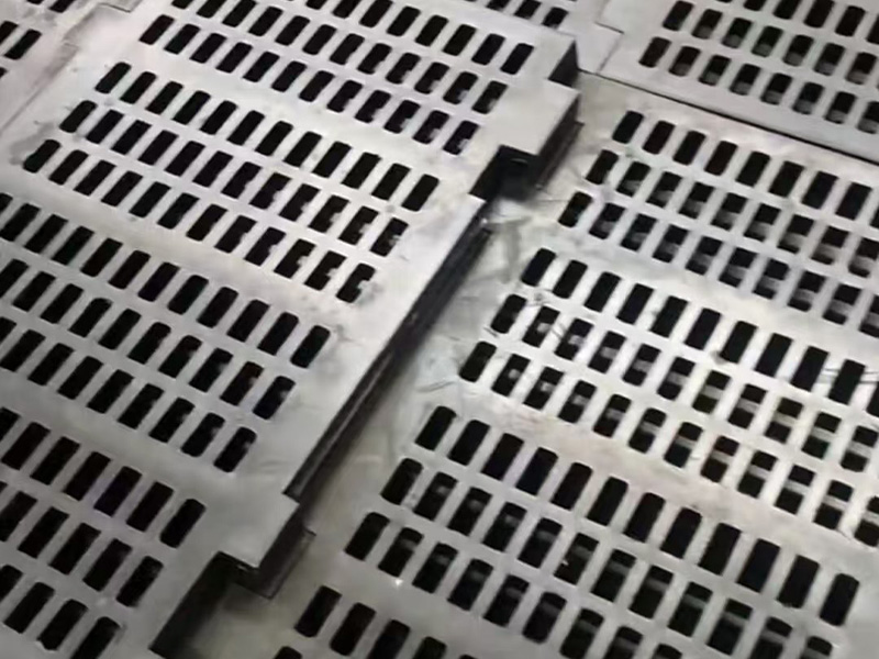 Rubber vibrating screen plates