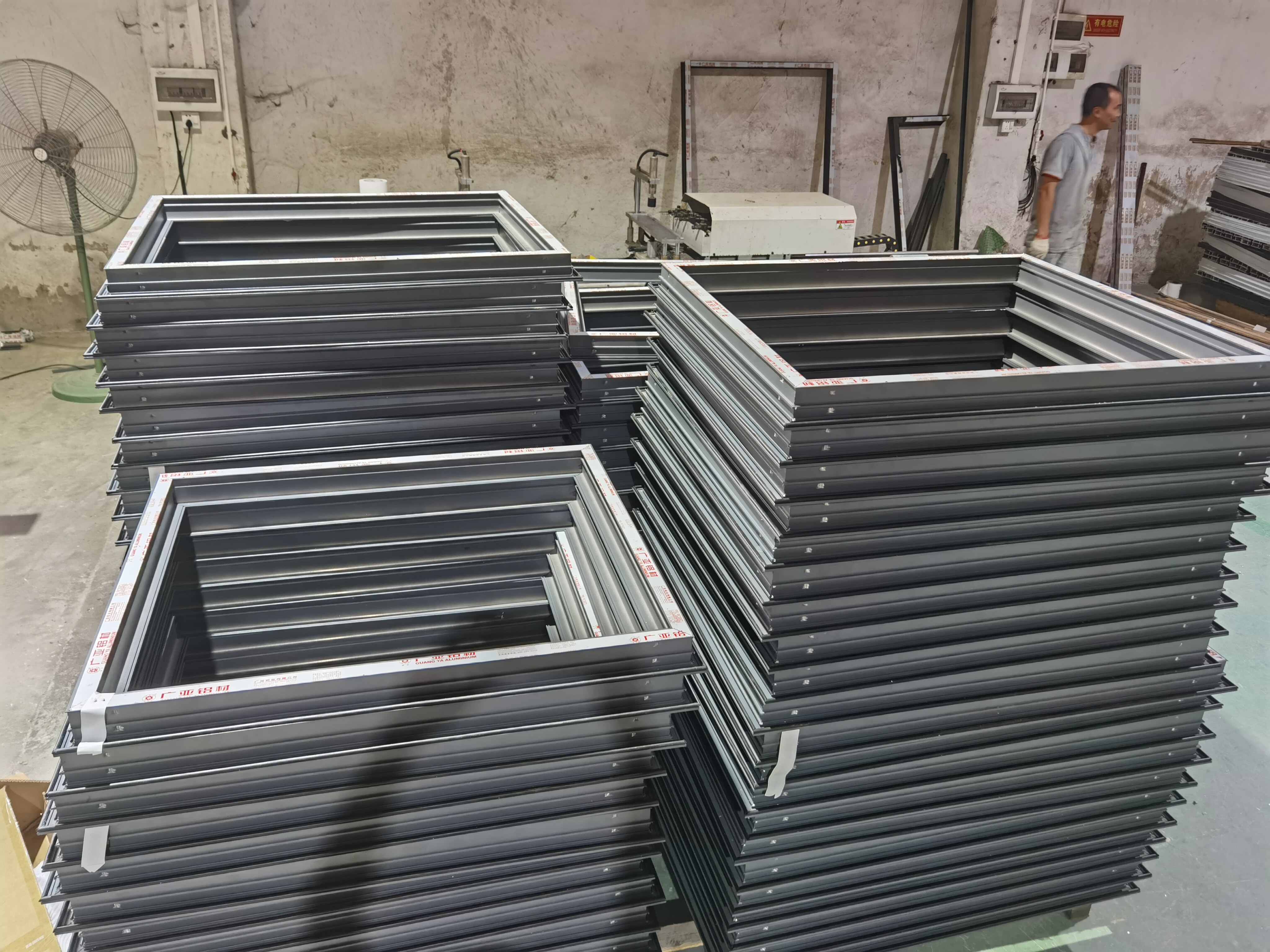 aluminum material window suppliers