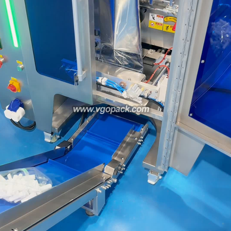 4 Bowl Counting Packing Machine with Inclined Belt Conveyor-Plastic Fitting (5)