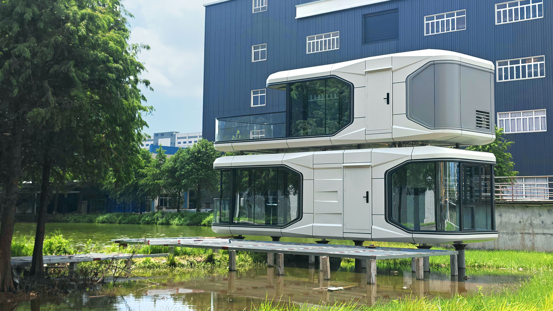  Double layered capsule house